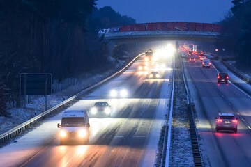 Unfall A: Von Brücke geworfen: Auto auf A10 von Eisscholle getroffen