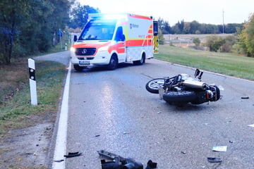 Frontal in den Gegenverkehr: Motorradfahrer bei Crash lebensgefährlich verletzt