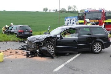 Heftiger Unfall bei Grimma: Golf übersieht Passat beim Abbiegen