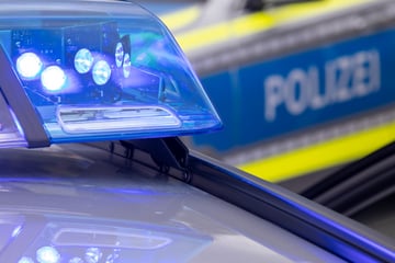 Mann schlendert Straße entlang - mit zwei Messern im Hosenbund