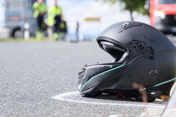 Unfall mit Kleintransporter: Motorrad schleudert in Graben, Fahrer schwer verletzt
