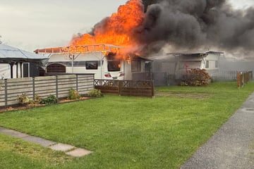 Hamburg: Auf Campingplatz: Wohnwagen und Vorzelt gehen in Flammen auf