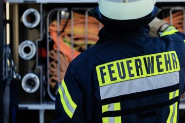 Feuer-Alarm nach Mitternacht: Zu Wohnung umgebaute Scheune brennt