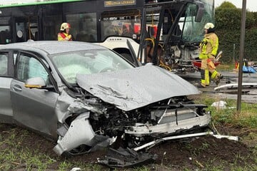 Schulbus kracht in Autos: Massenanfall an Verletzten ausgerufen