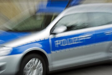 Unfall A72: Audi landet in Leitplanke: Starkregen-Crash auf A72