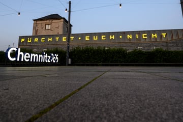 Chemnitz: "Fürchtet euch nicht": Das steckt hinter dem Schriftzug am Chemnitzer Hauptbahnhof