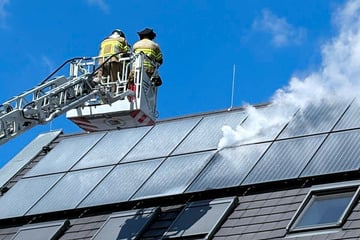 Leipzig: Solarmodul brennt: Wohnhaus in Markkleeberg evakuiert