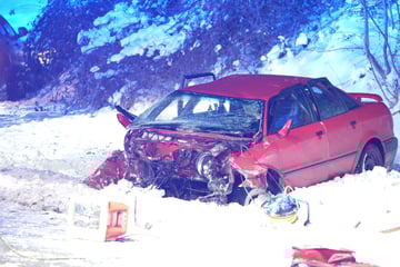 Unfall im Erzgebirge: Audi-Fahrer gerät ins Schleudern und stirbt im Krankenhaus