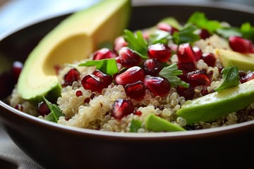 Rezept des Tages vom 29.8.2024: Quinoa-Salat mit Avocado und Granatapfel