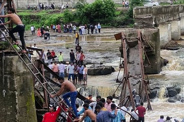 Sechs Tote bei Brückeneinsturz, mehrere Touristen von Fluss mitgerissen