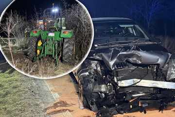 Mercedes kracht in Traktor: Beide Fahrer müssen verletzt in die Klinik