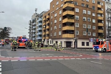 Berlin: Küche in Kreuzberg in Flammen: Feuerwehr rückt an