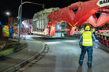 468 Tonnen rollen durch Franken: Riesiger Schwertransport lockt Schaulustige an