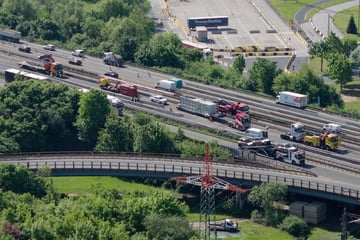 Schwerlastverkehr soll gestoppt werden: A4 bei Köln für Aufbau von Schrankenanlage gesperrt