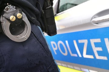 Angreifer schlägt Mann vor Augen der Polizei - Festnahme
