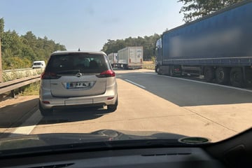 Unfall A13: Stau auf der A13: Brennendes Auto blockiert Fahrspur