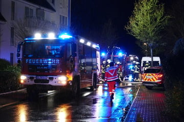 Defektes Kabel sorgt für Zimmerbrand: Zahlreiche Feuerwehrleute im Einsatz