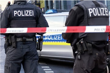 Mann schießt mit Gewehr von Neubaublock-Balkon: Polizei sperrt Tatort