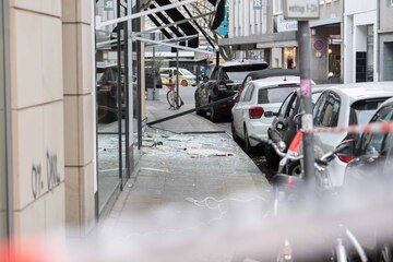 Köln: Juwelier in Kölner Altstadt aufgesprengt, Täter flüchten mit Limousine