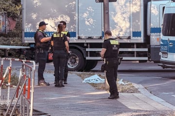 Berlin: Protestaktion gegen Rheinmetall im Wedding: Störer kleben sich am Boden fest