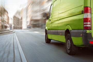 Dresden: With knives and baton: Man steals parcel van during delivery tour in Dresden!