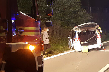 Unfall A8: Vollbesetztes Auto kracht in Leitplanke und landet in Graben: Fahrer bei Unfall schwer verletzt