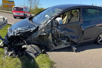 Unfall nahe Tankstelle: VW kracht mit Tanklaster zusammen