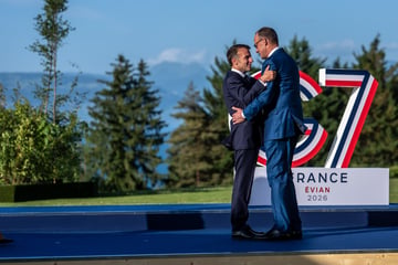 Merz und Macron voll verknallt? Begrüßung beim G7-Gipfel wird zur Liebeserklärung