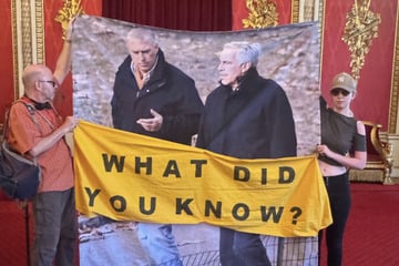 Protest im Buckingham-Palast: Aktivisten schmuggeln Anti-Andrew-Poster in den Thronsaal