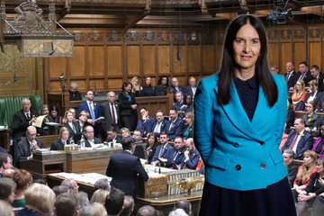 Mit Corona im Zug: Britische Politikerin soll aus Parlament fliegen