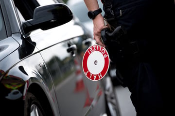 Dresden: Polizisten stoppen VW auf A4: Bei Kontrolle kommt ihnen verdächtiger Geruch entgegen