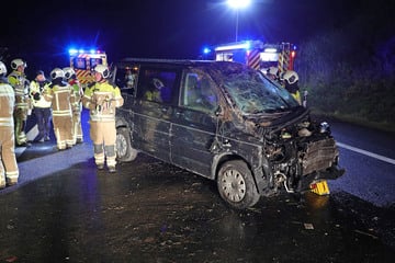 Unfall A17: Kleinbus überschlägt sich auf A17: Fahrer bei Crash verletzt