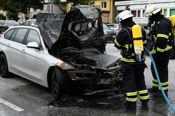Hamburg: Auto gerät während Fahrt in Brand und löst Verkehrschaos aus