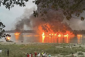 Öltanker explodiert bei Hafen-Inferno: Mindestens zwei Menschen tot