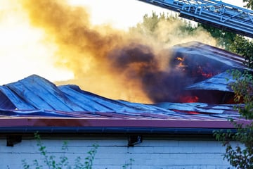 Scheune steht in Flammen: Feuerwehr im Großeinsatz, Polizei ermittelt