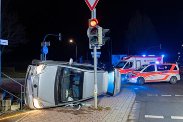 Gegen Hauswand gekracht: Mercedes-Fahrer verunglückt an Kreuzung