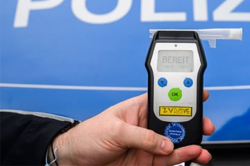 Mann macht es sich auf Straße bequem: Alkoholtest zeigt fast fünf Promille!