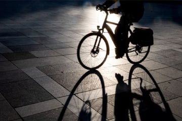 Mann radelt nachts ohne Licht als Geisterfahrer über die A81