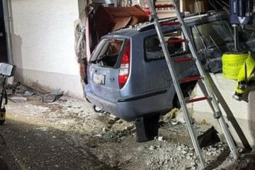 Polizei entdeckt zufällig Unfall: Raste 53-Jähriger absichtlich in Hauswand?