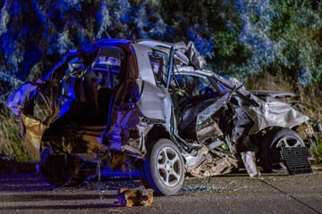 Unfall A4: Trümmerfeld auf A4: Familie muss aus Auto geborgen werden