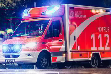 Feuerwehr entfernt Autodach, um Insassen nach Unfall zu retten: Person stirbt trotzdem