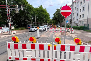 Leipzig: Schaden nach Havarie in Leipzig behoben: Straße bleibt für Autos trotzdem gesperrt