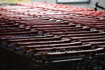 Rentnerin von Lkw erfasst: Schwerer Unfall auf Supermarkt-Parkplatz
