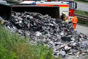Unfall A61: Lastwagen umgekippt: Metallschrott blockiert A61