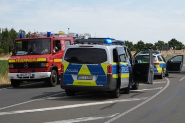 Simson fliegt ins Feld: Fahrer im Krankenhaus, Straße gesperrt