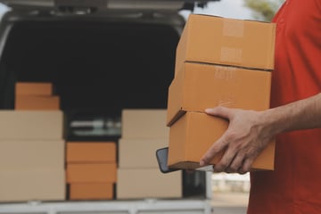 Kurz vor Weihnachten: Zusteller entsorgt 50 Pakete im Wald