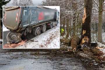 Straße im Erzgebirge stundenlang dicht: Lkw kracht gegen Baum