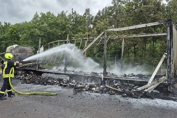 Mit Papier beladener Lkw gerät in Brand: A2 gesperrt