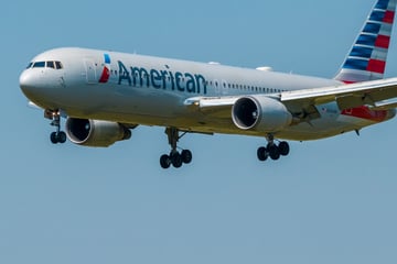 Passagier sieht auf das Handy seines Nachbarn, dann muss der Flieger umkehren