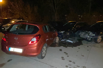 Betrunkene Opelfahrerin rauscht ungebremst in parkende Autos